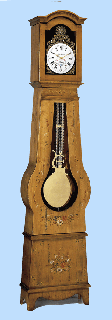 Rf : 601
Sapin, Epica 
RIZOUX
Version classique
Finition antiquaire
Finition blonde avec peintures

Comtoise traditionnelle
Sapin, Epica 
Entirement massive
Choix rustique (petits noeuds sains) 
Fonds massifs bois divers.
Fabrication artisanale

Corniche Chapeau de Gendarme
Porte Chapeau de gendarme
Ouverture de tte 38,5 x 25cm.
H: 2,25m / L: 0,52m / P: 0,26m 
