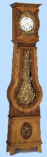 Rf : 612
Sapin, Epica 
RAVIRE
Version classique
Finition antiquaire
Finition deux tons avec peintures

Comtoise traditionnelle
Sapin, Epica 
Entirement massive
Choix rustique (petits noeuds sains) 
Fonds massifs bois divers.
Fabrication artisanale

Corniche Droite 
Porte Ovale
Ouverture de tte 38,5 x 25cm.
H: 2,26m / L: 0,52m / P: 0,26m
